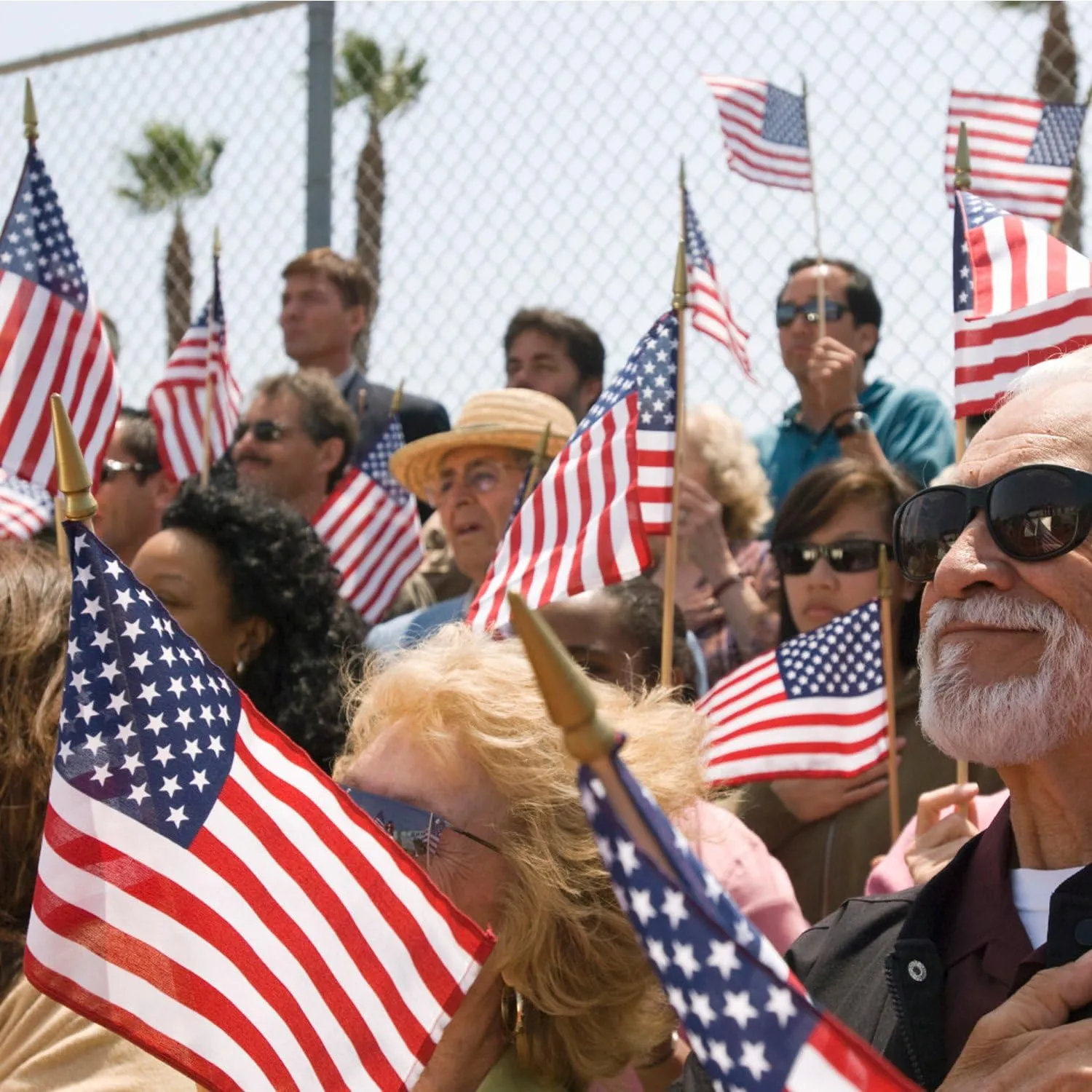 USA 4x6 Wooden Stick Flag 100 Pack – Handheld American Flag for July 4th, Veterans, and Grave Markers